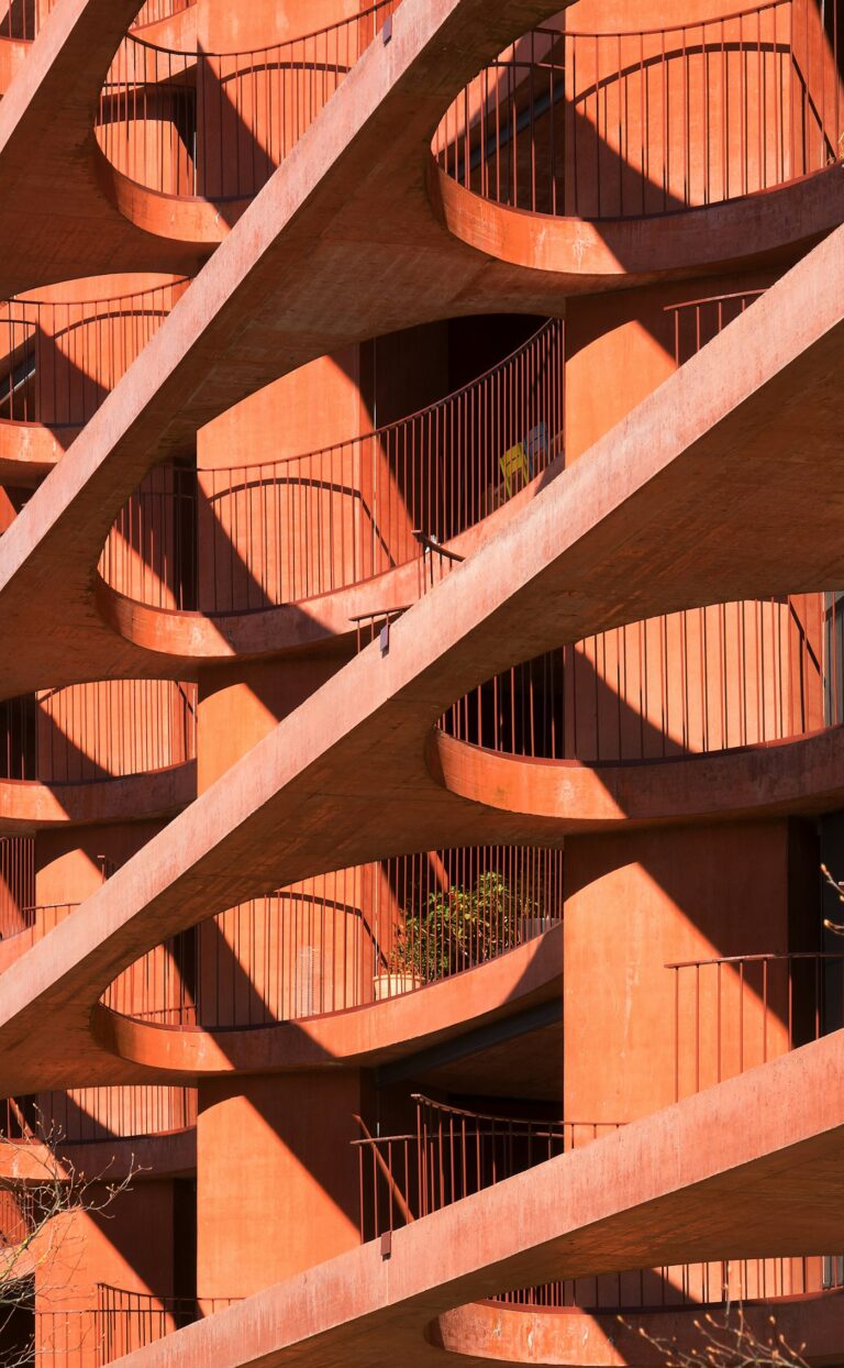 Balcones de un bloque de viviendas en terracota