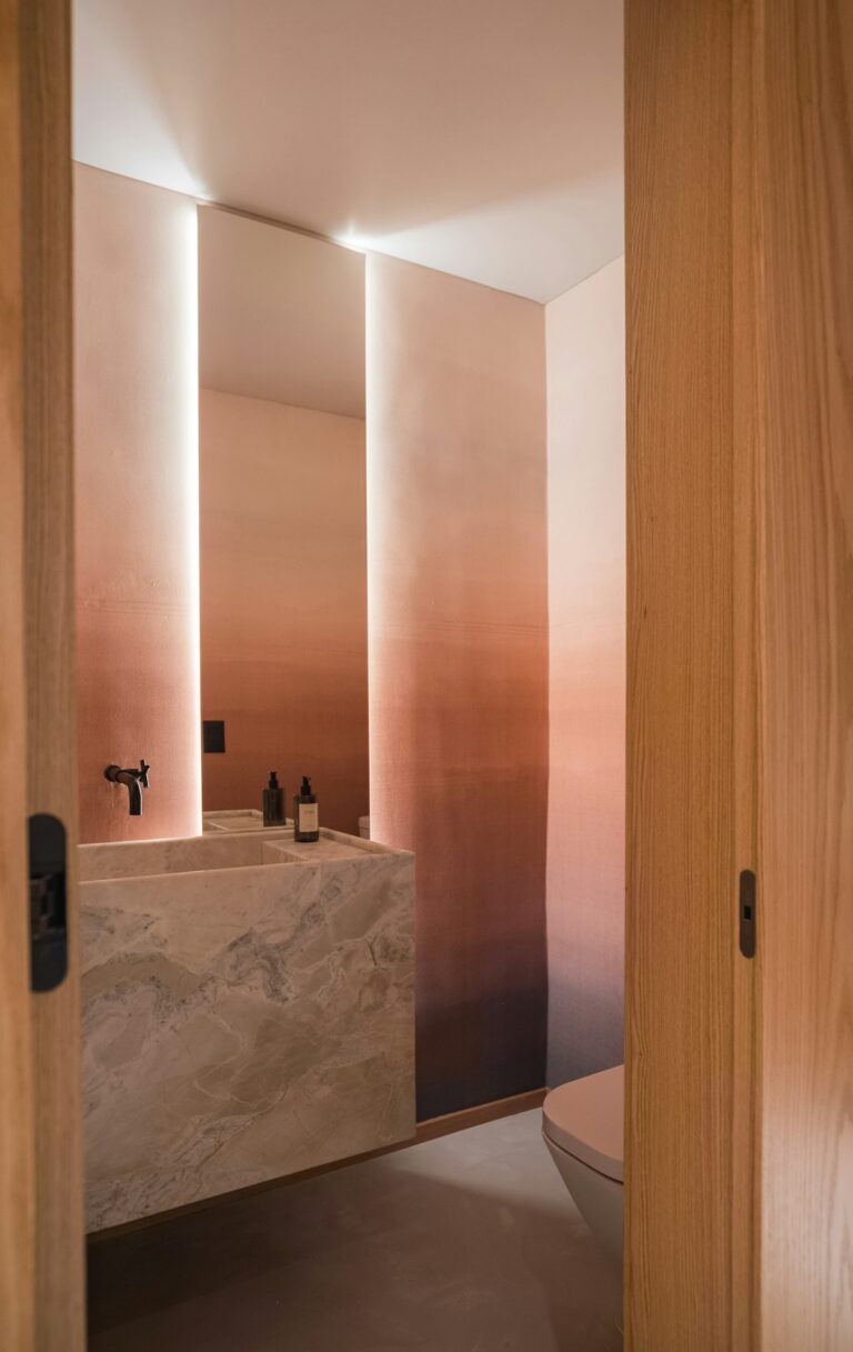Baño revestido de mármol